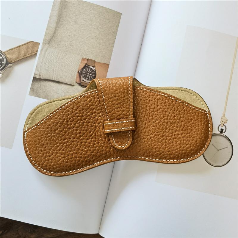 Soft leather glasses bag, portable ins glasses case, sunglasses, men s and women s glasses storage bag, protective cover світло-коричневого кольору
Soft leather glasses bag, portable ins glasses case, sunglasses, men s and women s glasses storage bag, protective cover світло-коричневого кольору