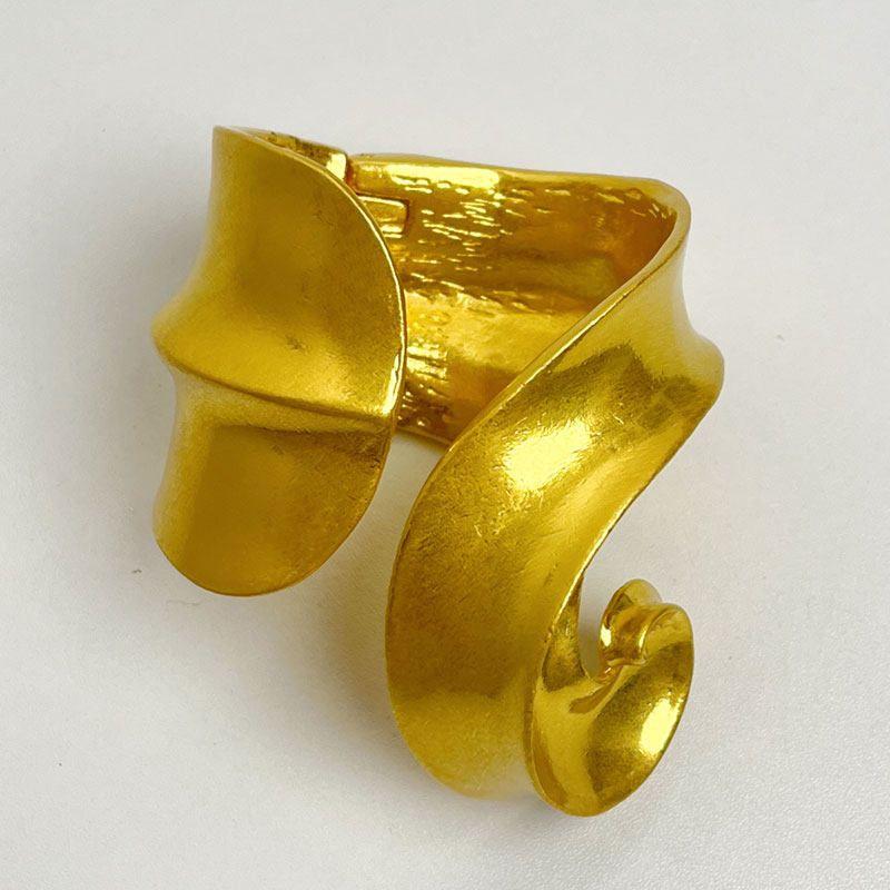 Heavy Industry Metal Twisted Wide Version Stretch Retro Bracelet Gold Bracelet
Heavy Industry Metal Twisted Wide Version Stretch Retro Bracelet Gold Bracelet
