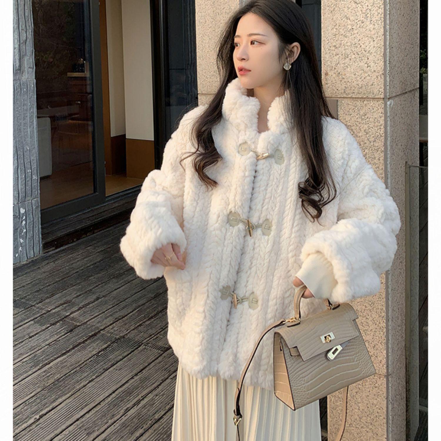 Осінньо-зимова нова шуба жіноча плюшева комір-стійка імітація вовни ягняти потовщена в стилі коледжу шуба з імітацією кролика S recommended weight 80-50 kg
Осінньо-зимова нова шуба жіноча плюшева комір-стійка імітація вовни ягняти потовщена в стилі коледжу шуба з імітацією кролика S recommended weight 80-50 kg