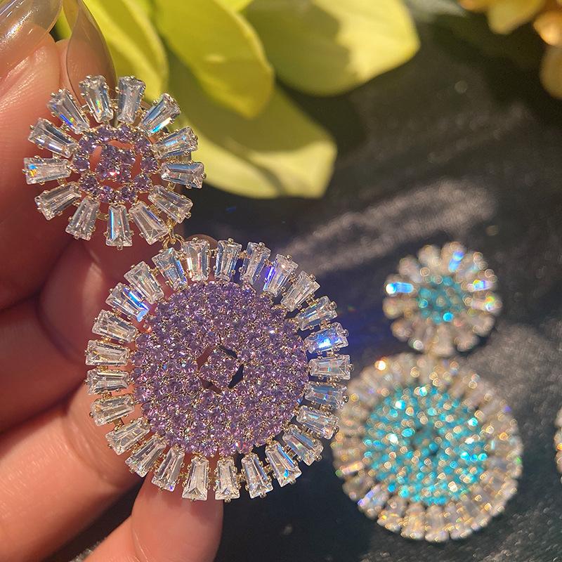 Серьги Super Flash Sun Flower, женские цветные серьги с цветком, модные преувеличенные атмосферные украшения для девочек, банкетные украшения
Серьги Super Flash Sun Flower, женские цветные серьги с цветком, модные преувеличенные атмосферные украшения для девочек, банкетные украшения