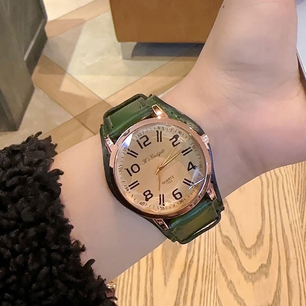 New Fashionable Retro Quartz Movement Neutral Round Large dial Leather Couple Casual Digital Versatile Cowhide Watch Women s
New Fashionable Retro Quartz Movement Neutral Round Large dial Leather Couple Casual Digital Versatile Cowhide Watch Women s