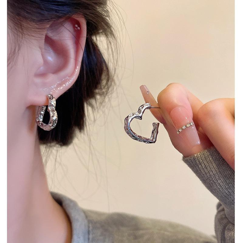 Серьги-клипсы серебряная игла сложенное сердце для женщин, универсальные серьги холодного стиля, украшения для ушей 925 silver needle
Серьги-клипсы серебряная игла сложенное сердце для женщин, универсальные серьги холодного стиля, украшения для ушей 925 silver needle