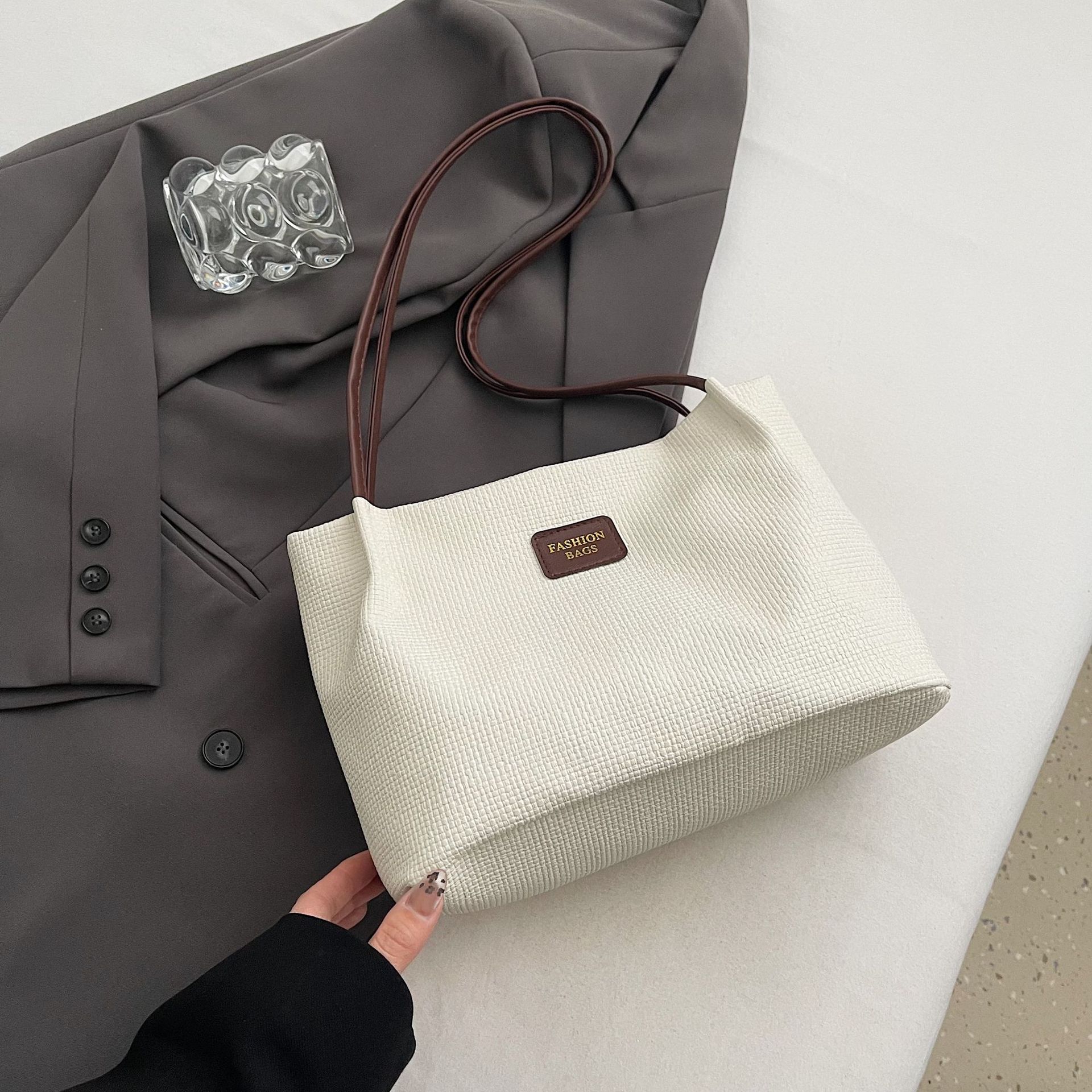 Вместительная простая повседневная сумка-тоут и сумка-ведро на плечо
Вместительная простая повседневная сумка-тоут и сумка-ведро на плечо