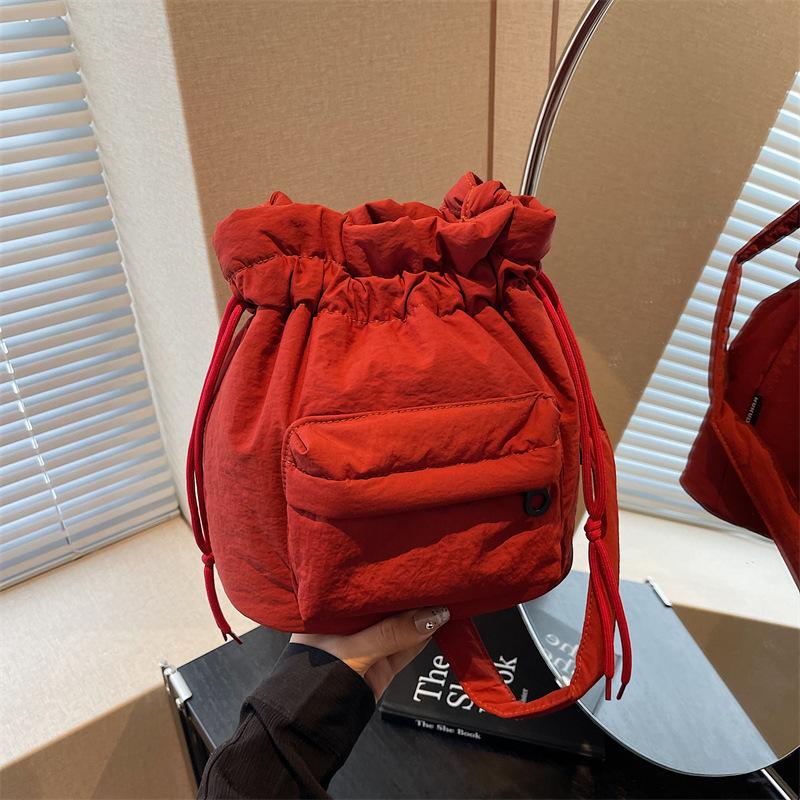 Вместительная нейлоновая сумка-ведро женская 2025 новая простая сумка через плечо на кулиске плиссированная повседневная сумка-мессенджер красный
Вместительная нейлоновая сумка-ведро женская 2025 новая простая сумка через плечо на кулиске плиссированная повседневная сумка-мессенджер красный