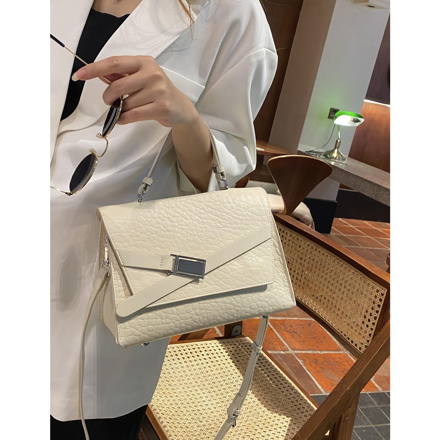 Женская сумка через плечо из коровьей кожи, простая модная сумка, сумка-ракушка для девочек, многосекционная сумка-пельмень белый
Женская сумка через плечо из коровьей кожи, простая модная сумка, сумка-ракушка для девочек, многосекционная сумка-пельмень белый