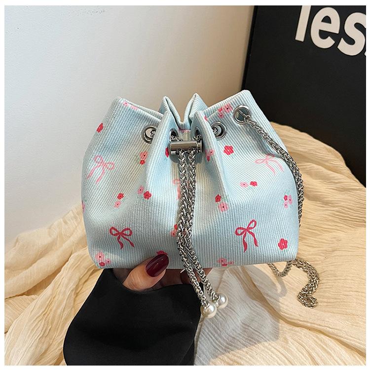 Премиальная маленькая сумка 2025 новая осенне-зимняя женская сумка модная корейская версия сумка-ведро на шнурке сумка-мессенджер на плечо с цепочкой синий
Премиальная маленькая сумка 2025 новая осенне-зимняя женская сумка модная корейская версия сумка-ведро на шнурке сумка-мессенджер на плечо с цепочкой синий