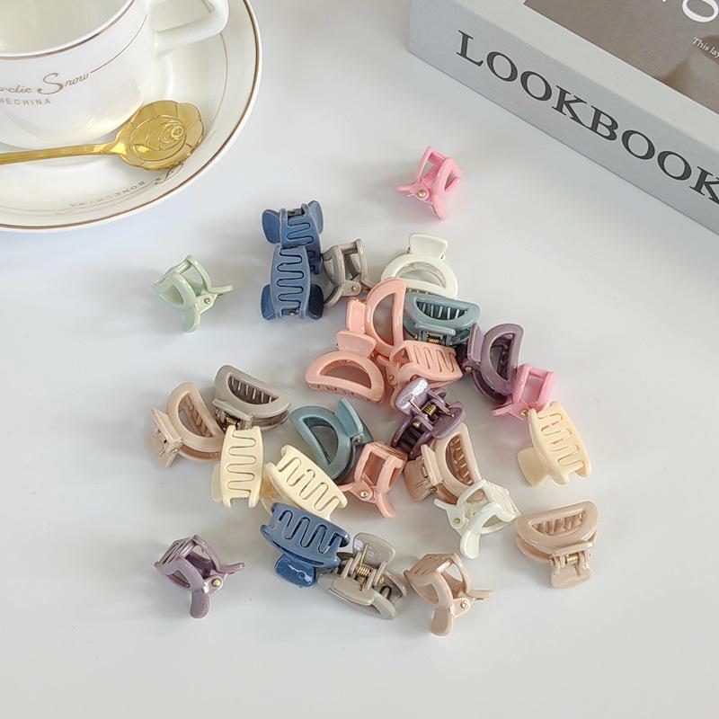 Mini Hair Claw Clip for Women, Forehead Bangs and Sideburns Tidying Tool
Mini Hair Claw Clip for Women, Forehead Bangs and Sideburns Tidying Tool
