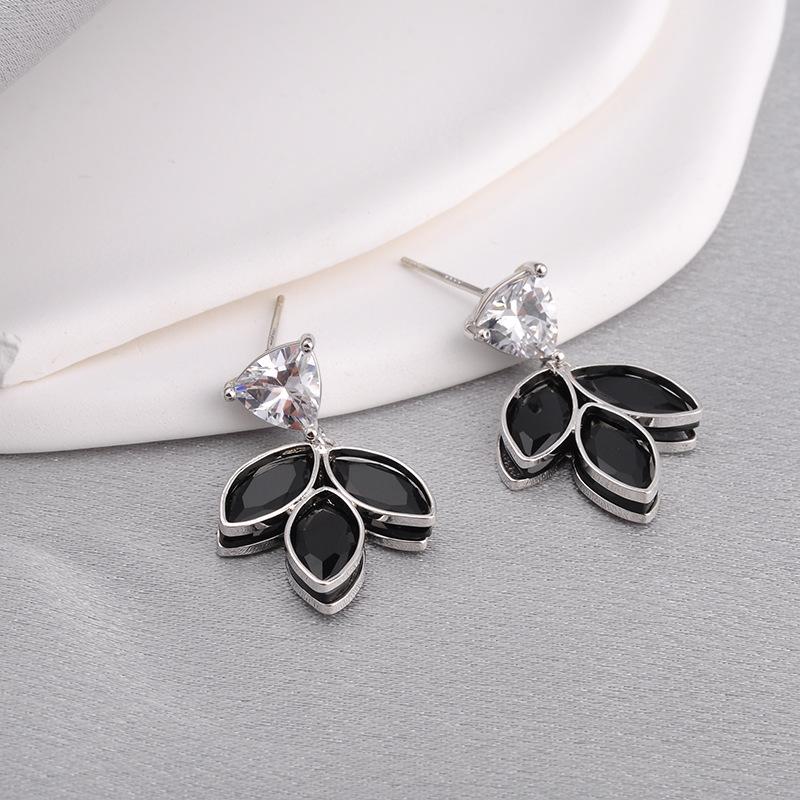 Изящные серьги-пусеты в виде листьев, Элегантные украшения с цирконом, Простые серьги для женщин, Милые модные серьги
Изящные серьги-пусеты в виде листьев, Элегантные украшения с цирконом, Простые серьги для женщин, Милые модные серьги