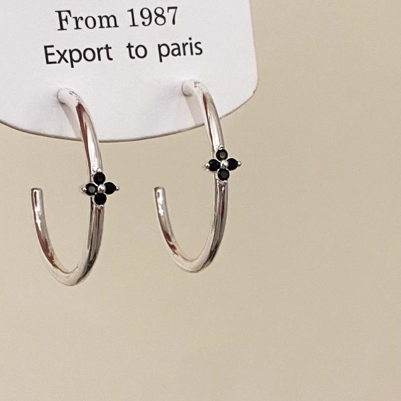 111 Silver Needle Temperament Light Luxury High Sense Black Flower Earrings Women s Earrings Fashion Design Sense Small Fragrant Wind Earrings 925 silver needle срібний
111 Silver Needle Temperament Light Luxury High Sense Black Flower Earrings Women s Earrings Fashion Design Sense Small Fragrant Wind Earrings 925 silver needle срібний