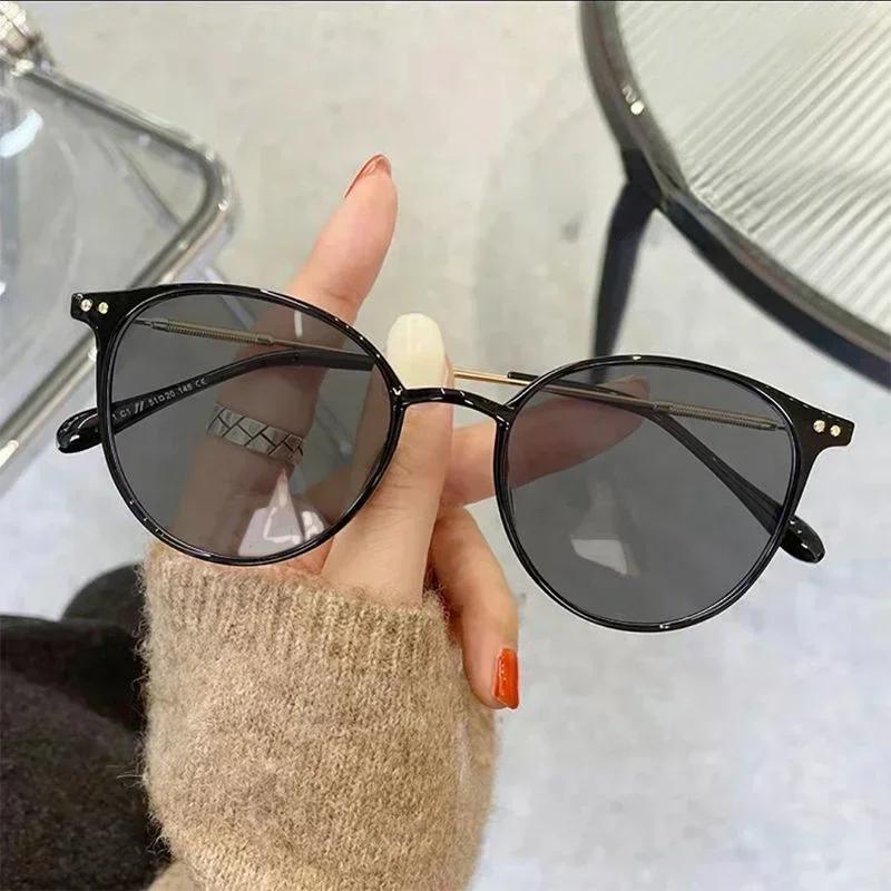 Intelligent Blue Light Blocking Myopia Glasses Round Frame Ultra Light Color Changing Sunglasses Outdoor Travel Driving Eyewear -3.5
Intelligent Blue Light Blocking Myopia Glasses Round Frame Ultra Light Color Changing Sunglasses Outdoor Travel Driving Eyewear -3.5