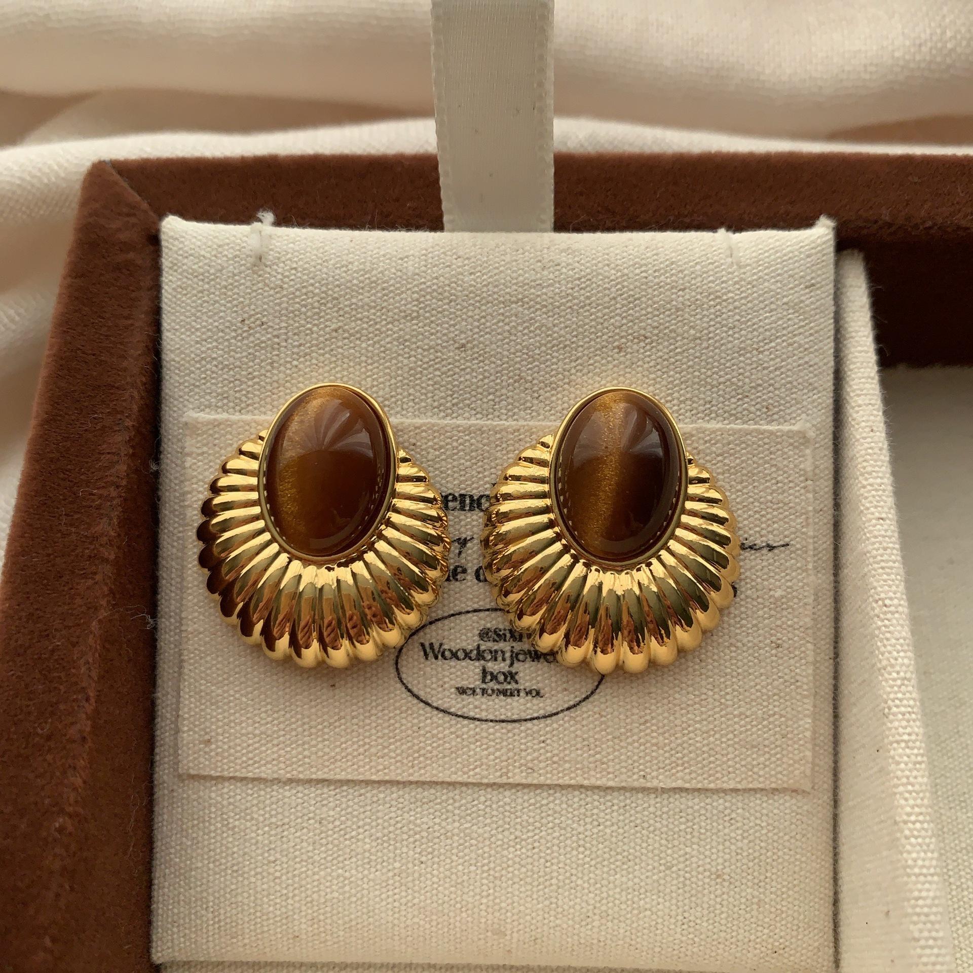 Natural tiger s eye stone mother-of-pearl stud earrings, elegant light luxury romantic high-end fashion three-dimensional personality commute
Natural tiger s eye stone mother-of-pearl stud earrings, elegant light luxury romantic high-end fashion three-dimensional personality commute