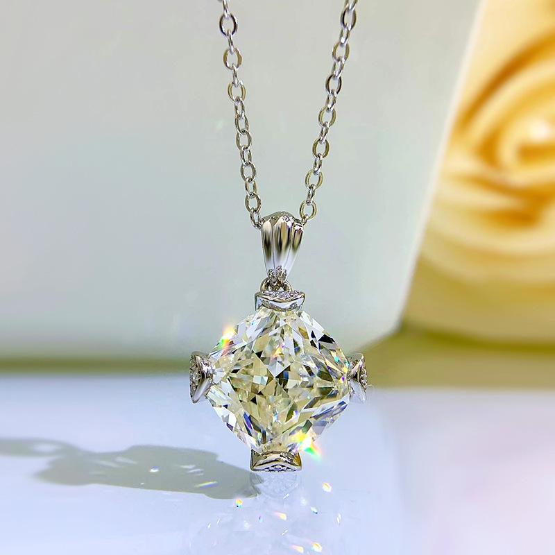 Hui Zhi Yi 2023 S925 Sterling Silver Ice Flower Cut High Carbon Diamond Necklace, White Gold, 11mm, 11g. 925 Silver
Hui Zhi Yi 2023 S925 Sterling Silver Ice Flower Cut High Carbon Diamond Necklace, White Gold, 11mm, 11g. 925 Silver