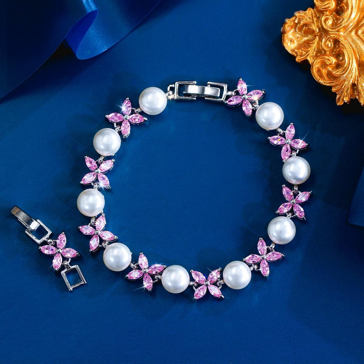 Pera New Fashion Bracelet Women Lucky Four-Leaf CZ Flower Imitation Pearl Bracelets for Women Hand Chain Jewelry Party Gift B147
Pera New Fashion Bracelet Women Lucky Four-Leaf CZ Flower Imitation Pearl Bracelets for Women Hand Chain Jewelry Party Gift B147