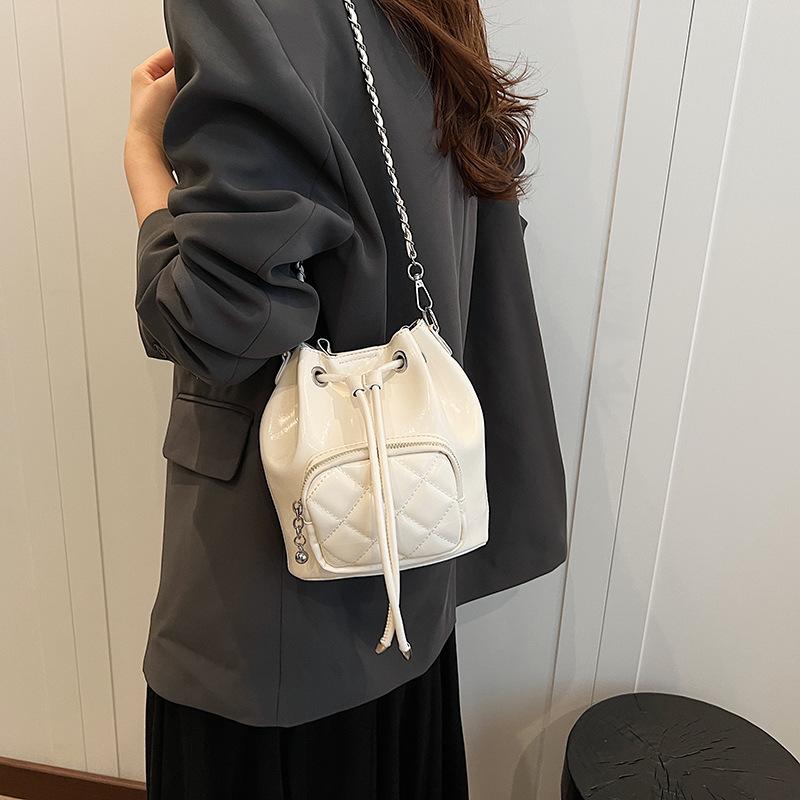 Серебряная маленькая женская сумка в иностранном стиле 2024 года, летняя новая сумка через плечо с цепочкой, модная сумка-мессенджер в иностранном стиле
Серебряная маленькая женская сумка в иностранном стиле 2024 года, летняя новая сумка через плечо с цепочкой, модная сумка-мессенджер в иностранном стиле