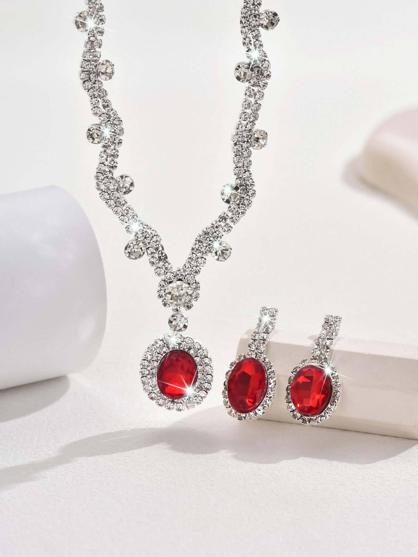 Набор ожерелья и серег с кисточками из страз в форме капли: Элегантная европейско-американская цепочка на ключицу в стиле легкой роскоши для женщин красный
Набор ожерелья и серег с кисточками из страз в форме капли: Элегантная европейско-американская цепочка на ключицу в стиле легкой роскоши для женщин красный
