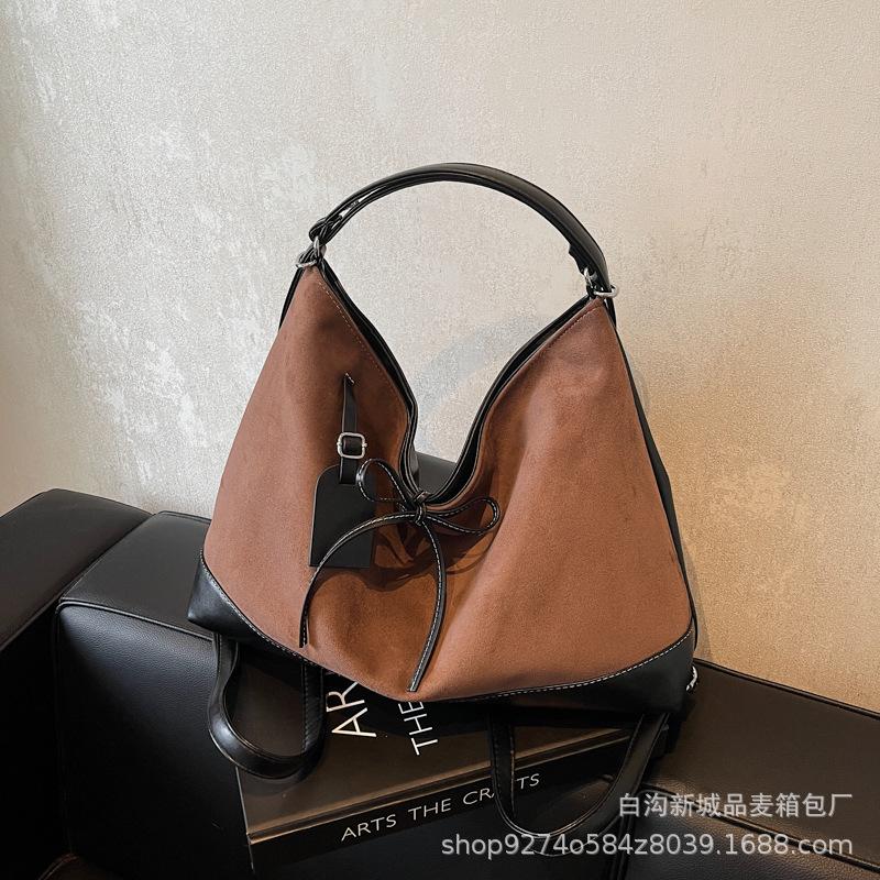 Suede retro large-capacity bag women s 2025 new autumn and winter versatile double shoulder back bag single shoulder messenger bag темно-коричневого кольору
Suede retro large-capacity bag women s 2025 new autumn and winter versatile double shoulder back bag single shoulder messenger bag темно-коричневого кольору