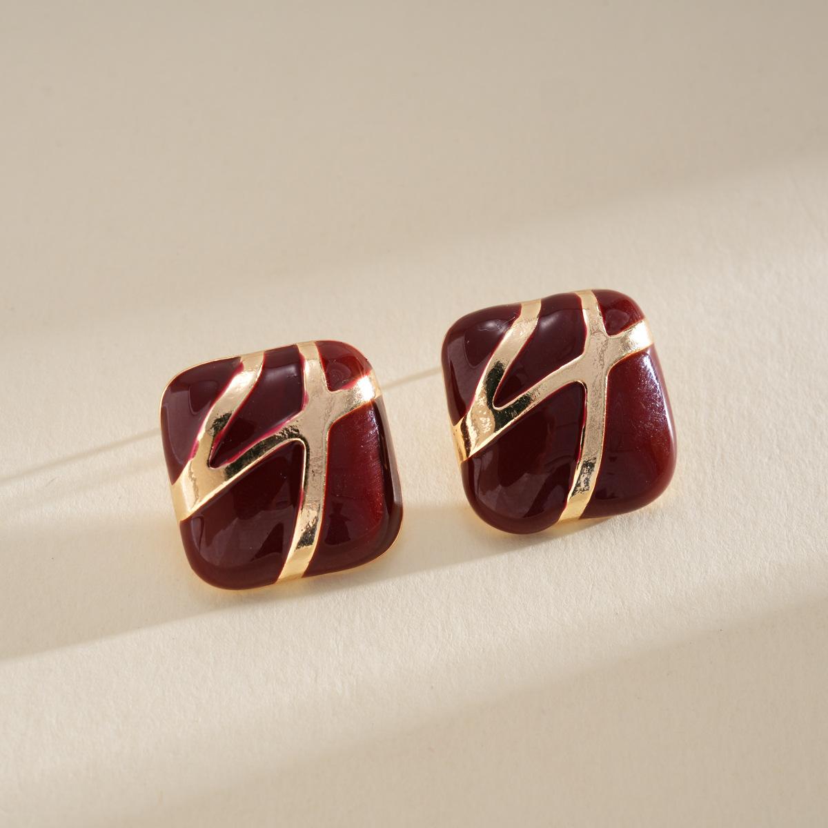 DIGADAGU Alloy Square Stripe Geometric Stud Earrings New Simple Retro Earrings Women Party Zircon Accessories красный
DIGADAGU Alloy Square Stripe Geometric Stud Earrings New Simple Retro Earrings Women Party Zircon Accessories красный