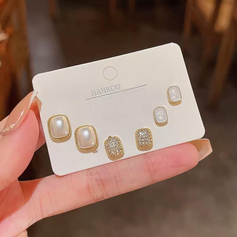 Three-piece set of pearl silver needle earrings, women s simple and exquisite earrings, Japanese and Korean temperament fashion versatile ear jewelry
Three-piece set of pearl silver needle earrings, women s simple and exquisite earrings, Japanese and Korean temperament fashion versatile ear jewelry