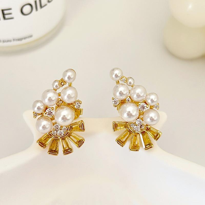 High-End Zircon Fan Stud Earrings Light Luxury Fashion Trend Temperament Earrings Gentle And Elegant Earrings Women
High-End Zircon Fan Stud Earrings Light Luxury Fashion Trend Temperament Earrings Gentle And Elegant Earrings Women