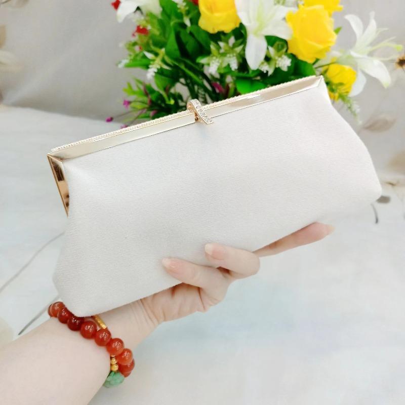 Celebrity velvet bag rhinestone clutch bag dinner bag dress matching bag cheongsam small bag temperament banquet bag
Celebrity velvet bag rhinestone clutch bag dinner bag dress matching bag cheongsam small bag temperament banquet bag