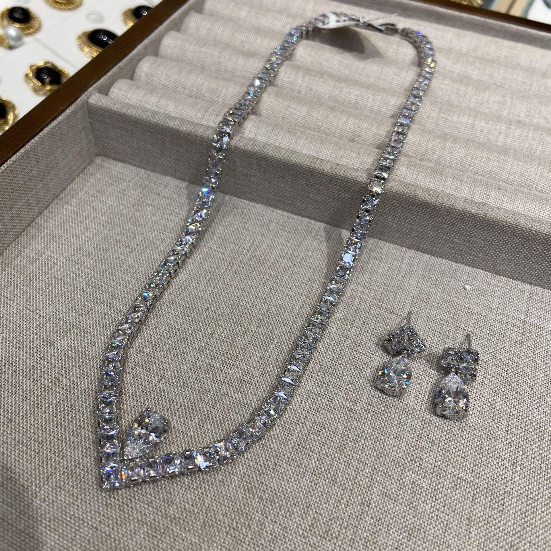 Zhao Liying Starlight Award Queen Josephine Zircon Necklace Personalized V-Shaped Full Diamond Necklace Obviously The Same Jewelry
Zhao Liying Starlight Award Queen Josephine Zircon Necklace Personalized V-Shaped Full Diamond Necklace Obviously The Same Jewelry