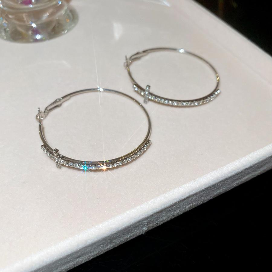 Exquisite Temperament Shining Full of Inlay Zircon Geometry Cross Large Circular Hoop Earrings for Women Korea Piercing Jewelry серебряный
Exquisite Temperament Shining Full of Inlay Zircon Geometry Cross Large Circular Hoop Earrings for Women Korea Piercing Jewelry серебряный