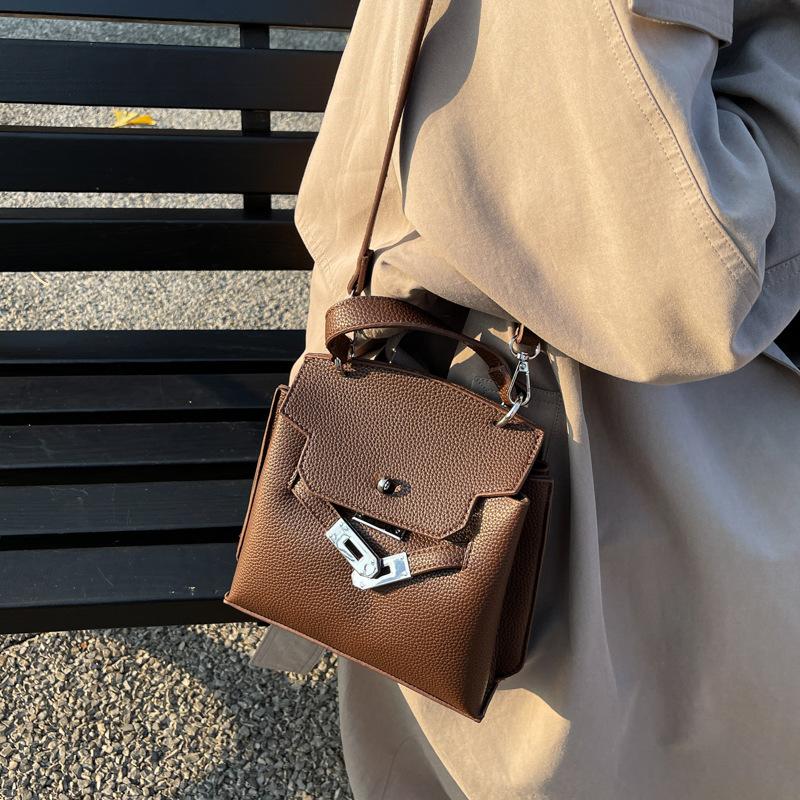 Premium handbag bag women s new messenger bag winter retro versatile shoulder bag чорний
Premium handbag bag women s new messenger bag winter retro versatile shoulder bag чорний