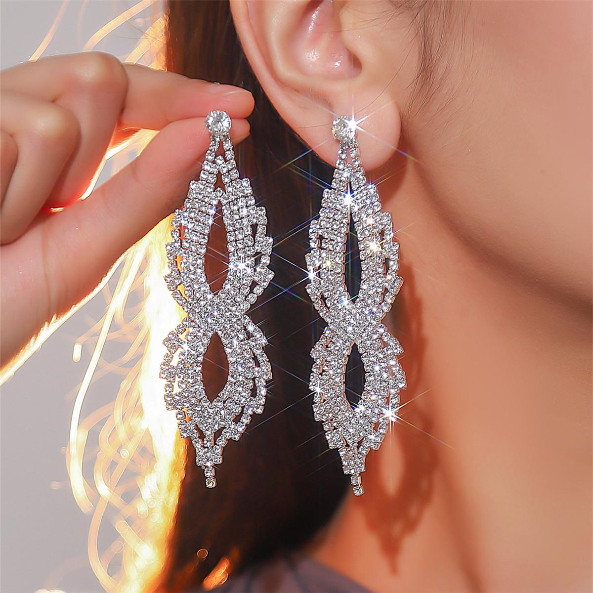 High-End 8-Shaped Full Diamond Long Earrings - Stylish, Trendy Studs for a Fashion-Forward Personality серебряный
High-End 8-Shaped Full Diamond Long Earrings - Stylish, Trendy Studs for a Fashion-Forward Personality серебряный