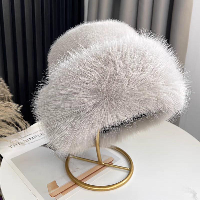 Женская монгольская шапка: Осенне-зимняя корейская мода, толстая теплая рыбацкая шапка с защитой ушей и плюшевым дизайном для стройнящего силуэта. белый