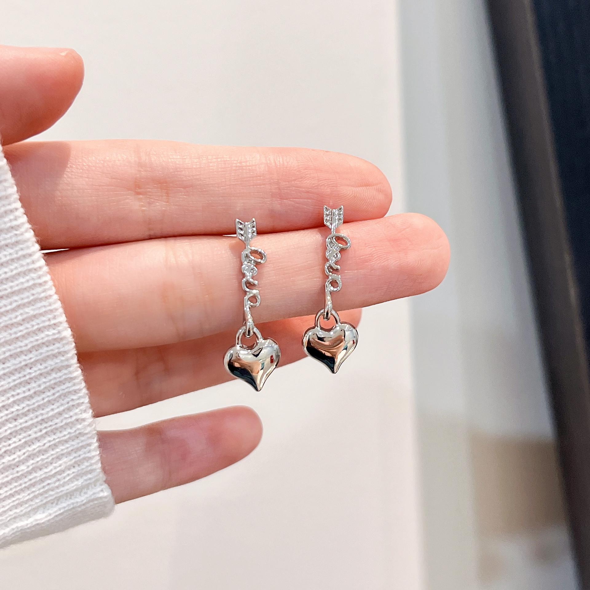 Минималистичные серьги-подвески в форме сердца - Уникальный модный дизайн для женщин Silver Needle
Минималистичные серьги-подвески в форме сердца - Уникальный модный дизайн для женщин Silver Needle