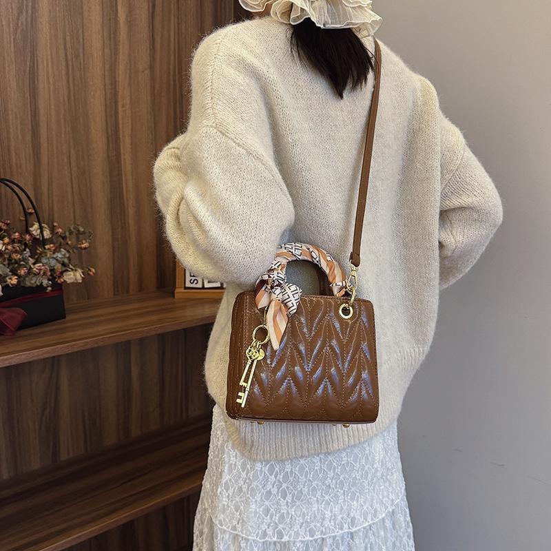 New bag feeling hand trendy women s bag versatile Princess Diana shoulder carry fashion winter simple bag women 2025 niche 18*11*16
New bag feeling hand trendy women s bag versatile Princess Diana shoulder carry fashion winter simple bag women 2025 niche 18*11*16