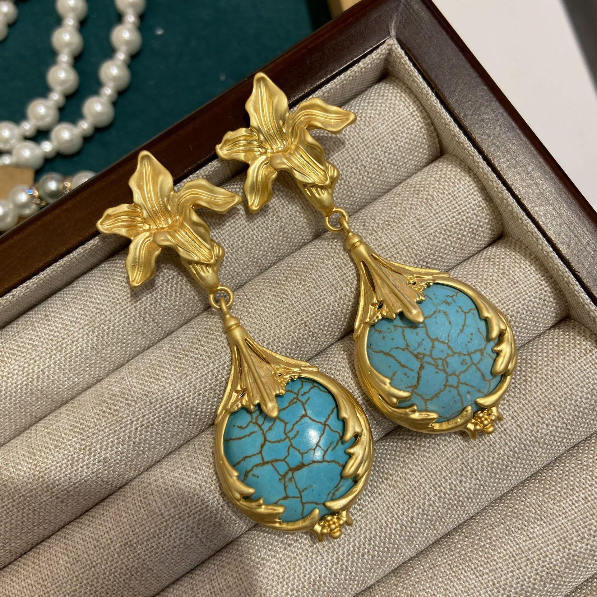 Длинные серьги-цветы в средневековом стиле из бирюзы, ретро-серьги в стиле «дворец», медные, позолоченные, с цветочным узором
Длинные серьги-цветы в средневековом стиле из бирюзы, ретро-серьги в стиле «дворец», медные, позолоченные, с цветочным узором