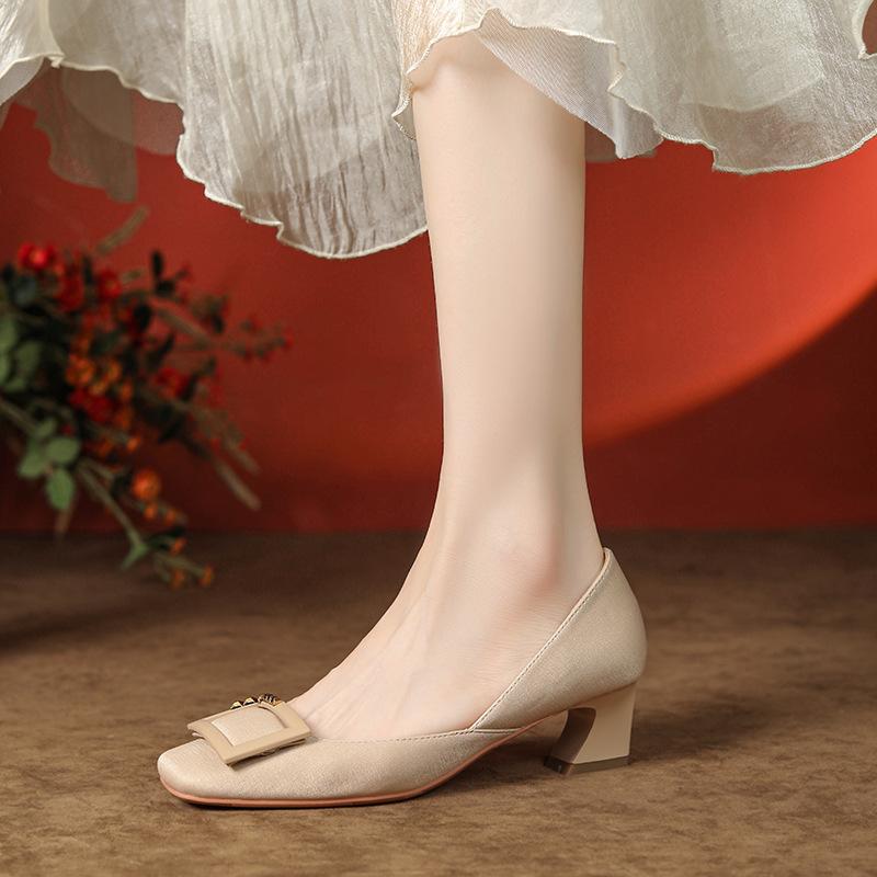 Niche design sense banana heel square head thick heel high heels women s buckle medium heel single shoes spring 39 абрикосовий
Niche design sense banana heel square head thick heel high heels women s buckle medium heel single shoes spring 39 абрикосовий
