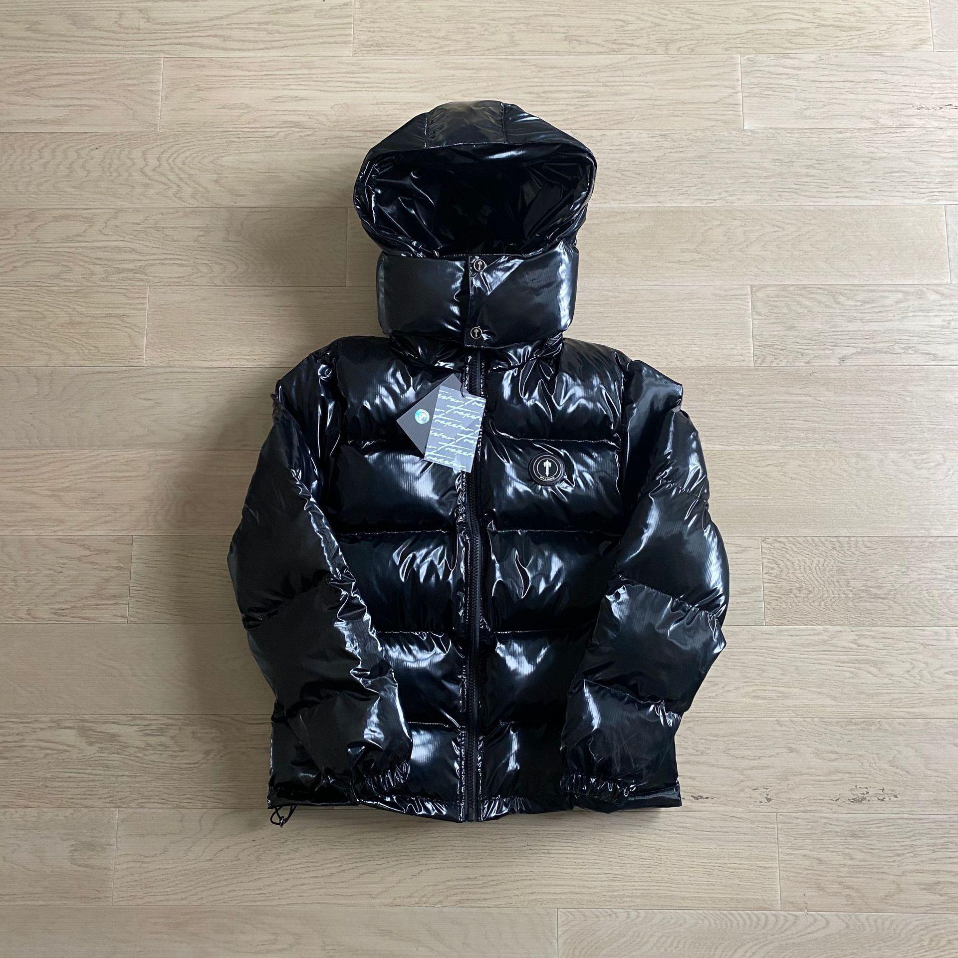 Черная блестящая хлопковая куртка Trapstar со съемным капюшоном - Универсальная верхняя одежда в американском ретро-стиле Large
Черная блестящая хлопковая куртка Trapstar со съемным капюшоном - Универсальная верхняя одежда в американском ретро-стиле Large
