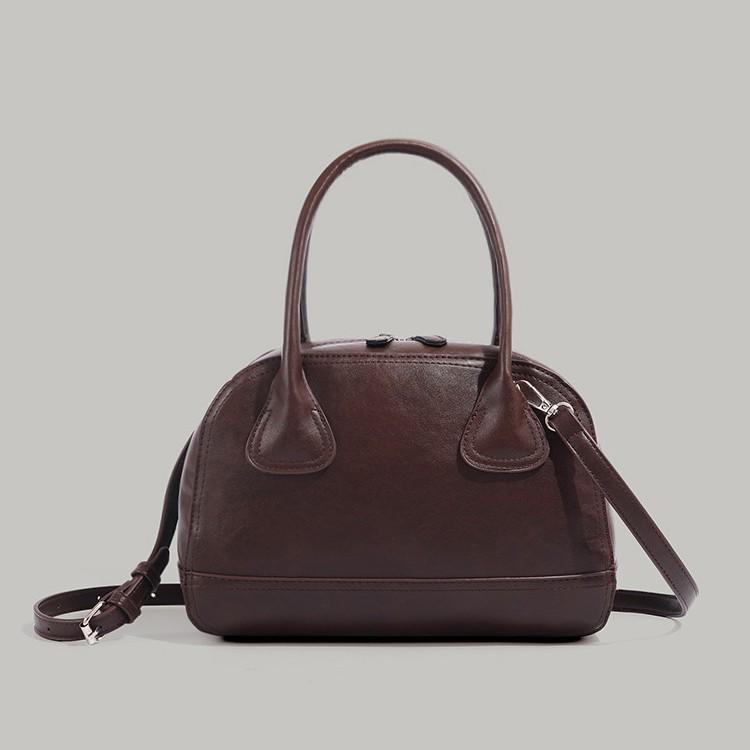 Niche bowling bag bag women s 2025 autumn and winter new retro simple shoulder bag casual commuter hand-carried crossbody bag
Niche bowling bag bag women s 2025 autumn and winter new retro simple shoulder bag casual commuter hand-carried crossbody bag