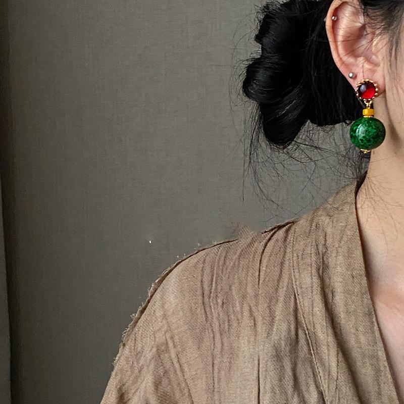 Silver needle resin ceramic round pendant earrings retro high-end niche earrings light luxury temperament high-end earrings
Silver needle resin ceramic round pendant earrings retro high-end niche earrings light luxury temperament high-end earrings