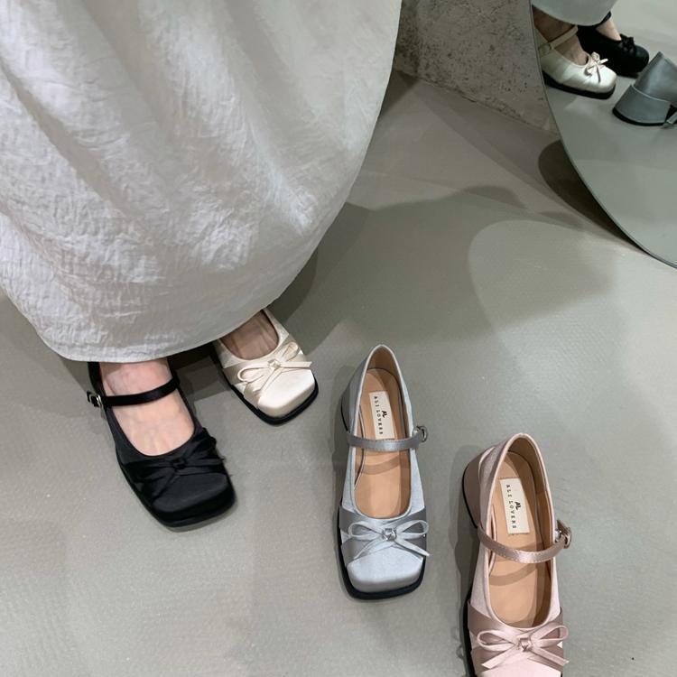 Comfortable single shoes 2025 autumn and winter new fashion thick heel niche with skirt gentle word with shallow mouth evening wind single shoes 40
Comfortable single shoes 2025 autumn and winter new fashion thick heel niche with skirt gentle word with shallow mouth evening wind single shoes 40