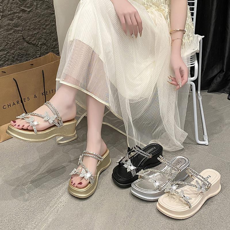 Rhinestone bow thick-bottomed cool slippers women s 2025 summer new outer wear fashionable versatile slope heel muffin one-word drag 40 чорний
Rhinestone bow thick-bottomed cool slippers women s 2025 summer new outer wear fashionable versatile slope heel muffin one-word drag 40 чорний