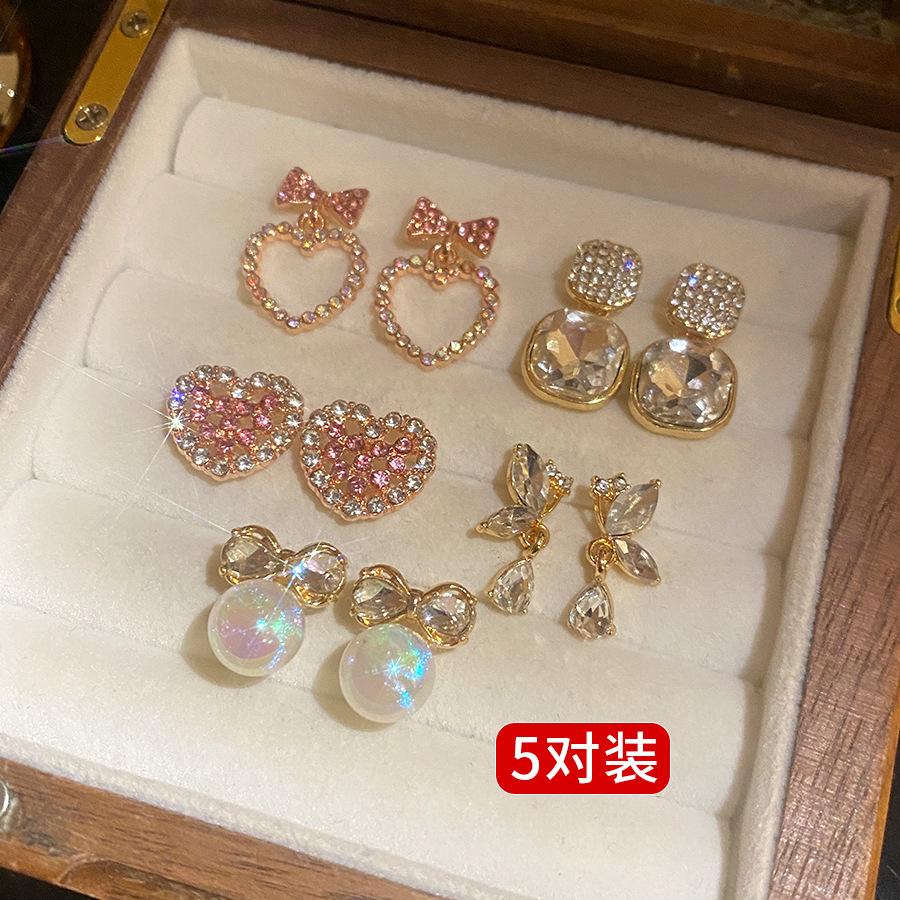 Серьги Серебряная Игла Алмазная Жемчужина Любовь Набор из Десяти Штук Французский Ретро Дворцовый Стиль Серьги Легкая Роскошь Премиум Серьги Женские
Серьги Серебряная Игла Алмазная Жемчужина Любовь Набор из Десяти Штук Французский Ретро Дворцовый Стиль Серьги Легкая Роскошь Премиум Серьги Женские