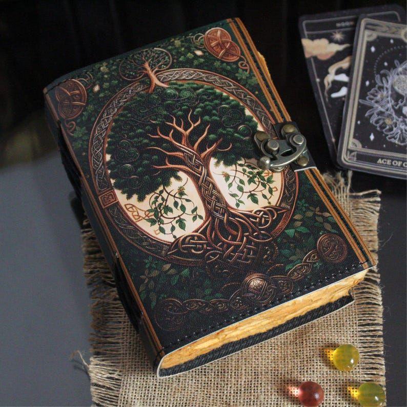 Гримуар Винтажный кожаный журнал, Древо Жизни Толстый журнал, Пустая книга теней для заклинаний Небесные подарки для него/нее 7 x 5 in
Гримуар Винтажный кожаный журнал, Древо Жизни Толстый журнал, Пустая книга теней для заклинаний Небесные подарки для него/нее 7 x 5 in