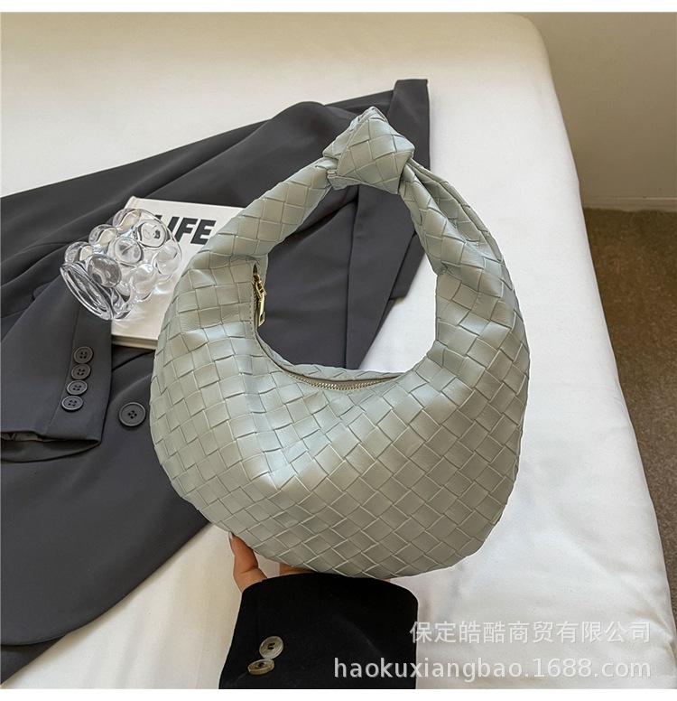 Niche design hand-woven bag versatile underarm bag women s high sense 2025 new single shoulder portable dumpling bag зелёный
Niche design hand-woven bag versatile underarm bag women s high sense 2025 new single shoulder portable dumpling bag зелёный
