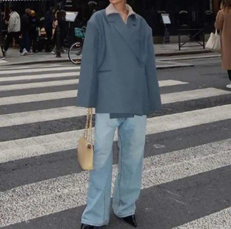 2024 Женская спортивная куртка свободного кроя в европейском и американском стиле с боковыми разрезами, карманами и скрытыми пуговицами
2024 Женская спортивная куртка свободного кроя в европейском и американском стиле с боковыми разрезами, карманами и скрытыми пуговицами