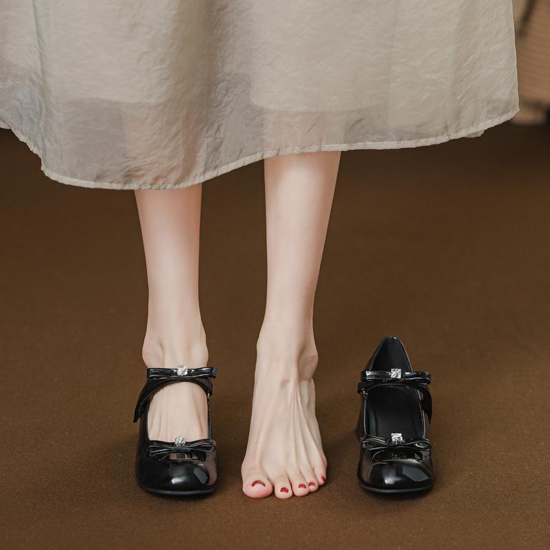 Solid color Mary Jane women s shoes 2025 summer and autumn new temperament high-end single shoes with skirts retro high heels 34
Solid color Mary Jane women s shoes 2025 summer and autumn new temperament high-end single shoes with skirts retro high heels 34
