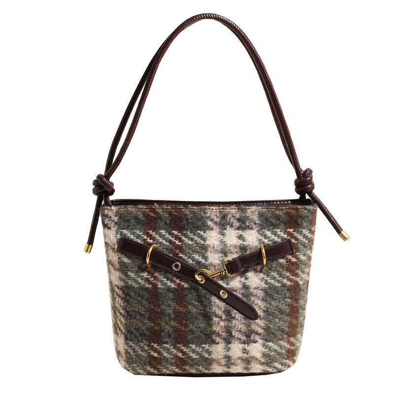 New autumn and winter trend fashionable simple casual woolen plaid shoulder bag design sense portable bucket bag
New autumn and winter trend fashionable simple casual woolen plaid shoulder bag design sense portable bucket bag