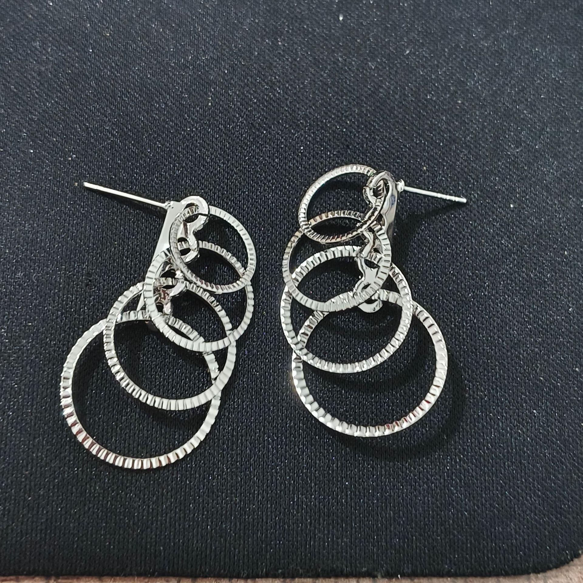 Niche Design Multi-Layer Metal Circle Fringed Earrings Temperament Simple Personality Stud Earrings Fashion High Sense Earrings Women
Niche Design Multi-Layer Metal Circle Fringed Earrings Temperament Simple Personality Stud Earrings Fashion High Sense Earrings Women
