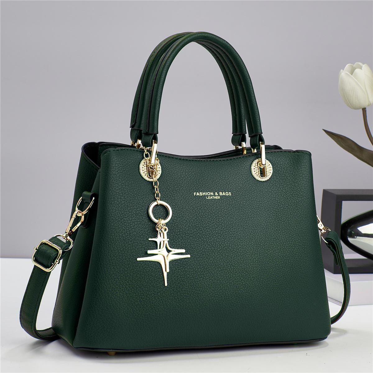 Handbag bag women s bag new classic shoulder bag texture 28*12*20 зелений
Handbag bag women s bag new classic shoulder bag texture 28*12*20 зелений