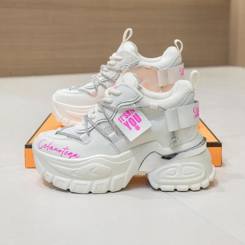 Модные кроссовки из натуральной коровьей кожи со стразами, 10,5 см, на воздушной сетчатой платформе, на толстой танкетке, полые, летние женские туфли 2024 года, удобные 39 бежевый
Модные кроссовки из натуральной коровьей кожи со стразами, 10,5 см, на воздушной сетчатой платформе, на толстой танкетке, полые, летние женские туфли 2024 года, удобные 39 бежевый