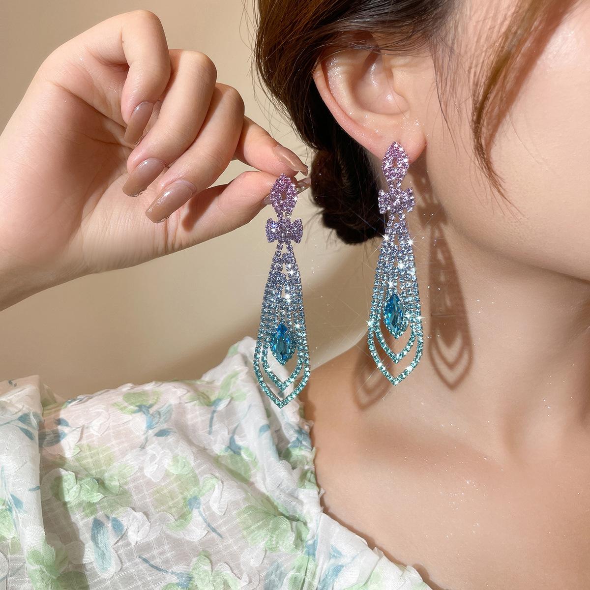 Темперамент Роскошные Длинные Серьги с Бриллиантовыми Кисточками Женские Серьги Высокого Класса Ощущение Стразов Женские Серьги 1 Пара
Темперамент Роскошные Длинные Серьги с Бриллиантовыми Кисточками Женские Серьги Высокого Класса Ощущение Стразов Женские Серьги 1 Пара