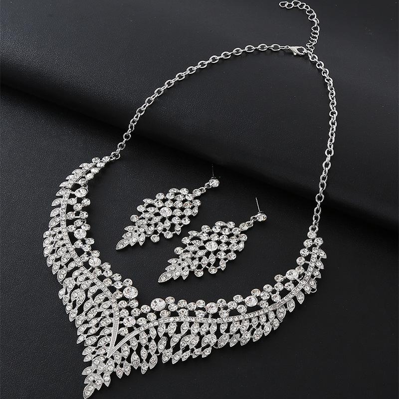 2026 Exaggerated Alloy Full Diamond Necklace Earrings Set Bridal Party Dress Accessories High-end Vintage Jewelry 45CM белый
2026 Exaggerated Alloy Full Diamond Necklace Earrings Set Bridal Party Dress Accessories High-end Vintage Jewelry 45CM белый