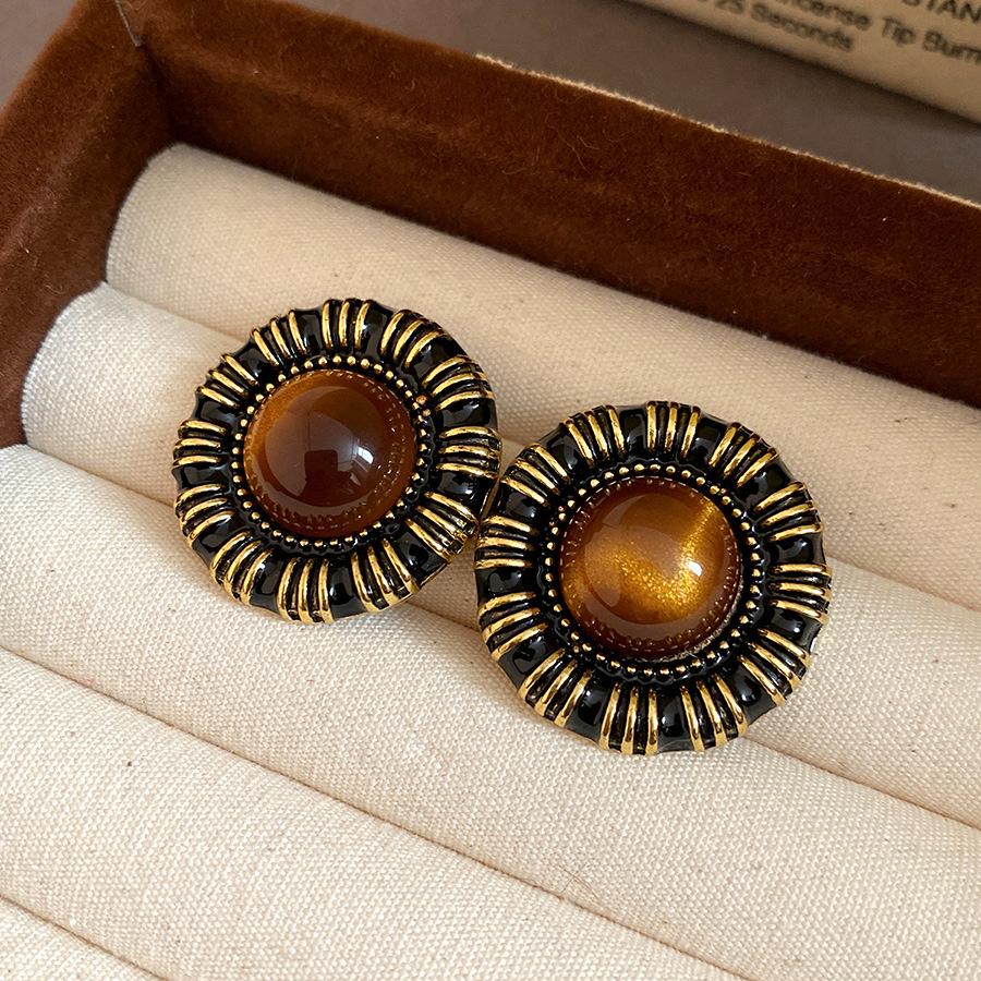 Medieval vintage silver needle resin round earrings light luxury high-end studs Maillard retro temperament earrings
Medieval vintage silver needle resin round earrings light luxury high-end studs Maillard retro temperament earrings